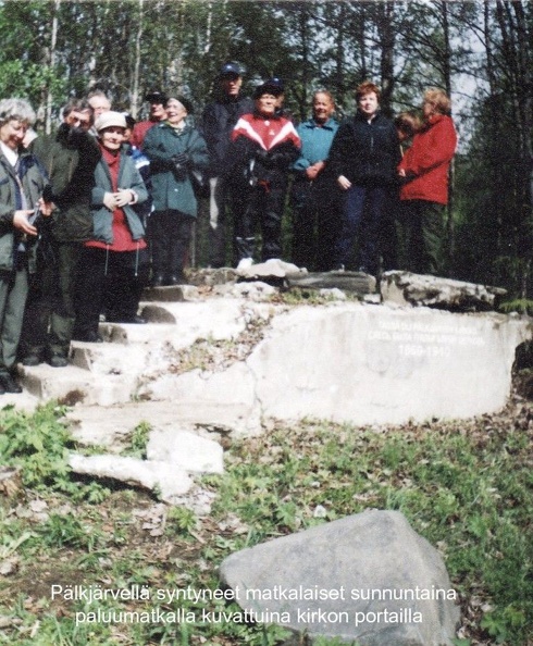 Paluumatkalla 2002 puretu Pälkjärvben kirkon portailla IMG_0006.jpg