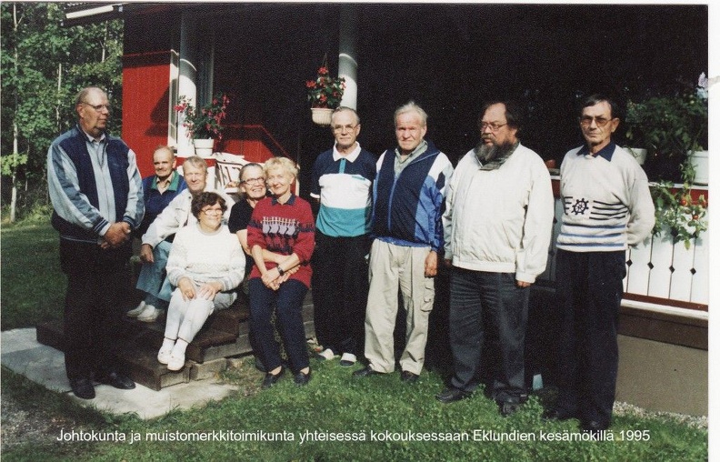 Johtokunta ja muistomerkkitoimikunta  yhteisessä kokouksessa Eklundien kesämökillä 1995 IMG.jpg