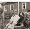 Aulis, Selma ja pikkku-Kalevi Kivelässä puutarhan puolella kesällä 1938
