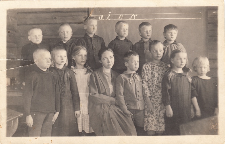 Pikkukoululaisia synt noin 1917_1919_Anja L.jpg