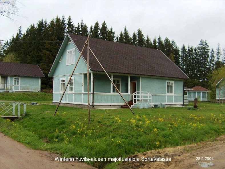 Valkovuokkomatkalla 2006 majoituspaikkana Wintterin huvilan alueen talot Sortavalassa HPIM1234.jpg