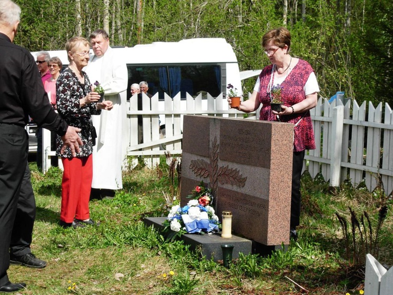Valkovuokkomatka 2012, sankarimuistomerkillä kaatuneitten muistopäivänä DSCN1349.jpg