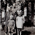 222.  Hilja Vuojolainen sekä lapset Tuomo, Sakari, Alma ja Liisa  kotipihallaan v.1942 Pälkjärvellä Naatselän kylässä.