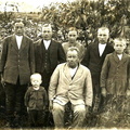 703. edessä Kauko ja Heikki, takana vas. Aukusti,Matti, Iida,Antti ja Eino  Heinonen v. 1924
